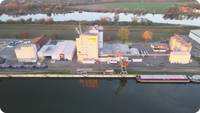 Radarreparatur auf Binnenschiff in Regensburg Hafen